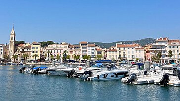 Je réside en France. Cette station balnéaire méconnue est aussi charmante que d’autres lieux célèbres de la Côte d’Azur, mais elle est plus authentique