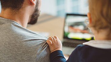En tant que père, je gère deux carrières et élève mes enfants, illustrant résilience et acceptation