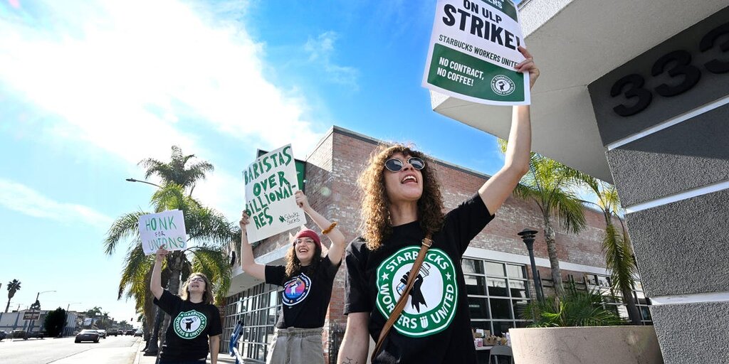 La grève des syndicats de Starbucks menace son plan de redressement lors du jour des gobelets rouges