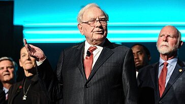 Les proches de Warren Buffett partagent leurs pensées sur sa dernière lettre en tant que PDG, promettant de continuer à donner