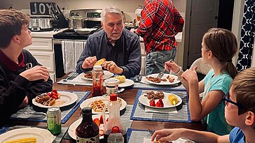 Chaque semaine, nous dînons chez Mamie, une tradition précieuse qui me garde enraciné