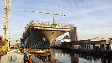 Le secrétaire à la Marine note qu’il est ardu d’attirer des ouvriers pour construire des navires de guerre avec des salaires compétitifs