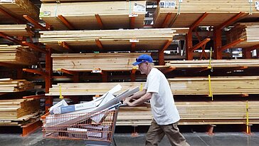 La classe moyenne réduit ses dépenses, inquiétant le secteur commercial