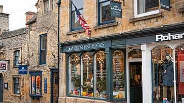 Les Cotswolds se transforment en un lieu semblable aux Hamptons grâce à l’argent américain