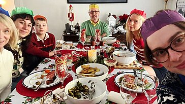 Pendant les vacances, j’invite mes amis et ma famille pour partager des moments joyeux ensemble