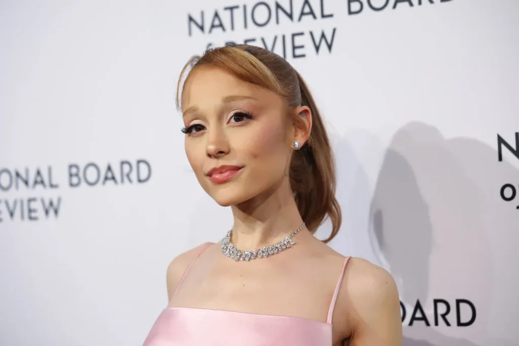 Ariana Grande explique comment son rôle dans Wicked l’a aidée à surmonter ses traumatismes musicaux