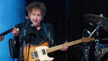Après 34 ans, Bob Dylan revient sur scène pour interpréter une ballade folk