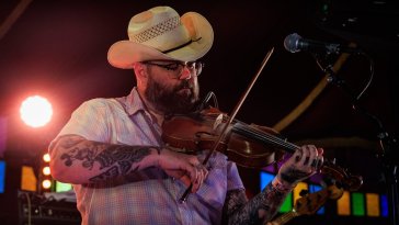 Qu’est-ce que la véritable musique country ? Joshua Hedley sourit face au débat sur son authenticité