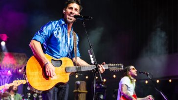 Jake Owen se souvient de l’arrivée spectaculaire de Jimmy Buffett en avion