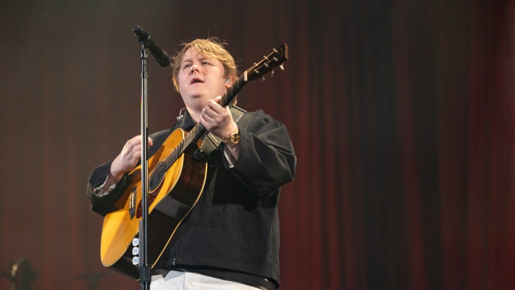 Lewis Capaldi dévoile son morceau « The Day That I Die » issu de son nouvel EP « Survive » Lewis Capaldi dévoile son morceau « The Day That I Die » issu de son nouvel EP « Survive »