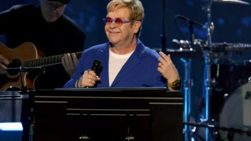 Elton John annonce que Bernie Taupin lui a transmis les paroles de sept nouvelles chansons