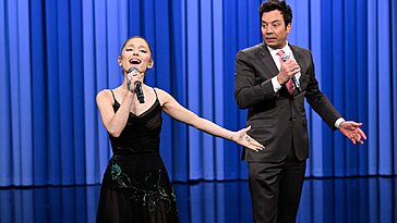 Ariana Grande et Jimmy Fallon revisitent des duos emblématiques de l’histoire musicale