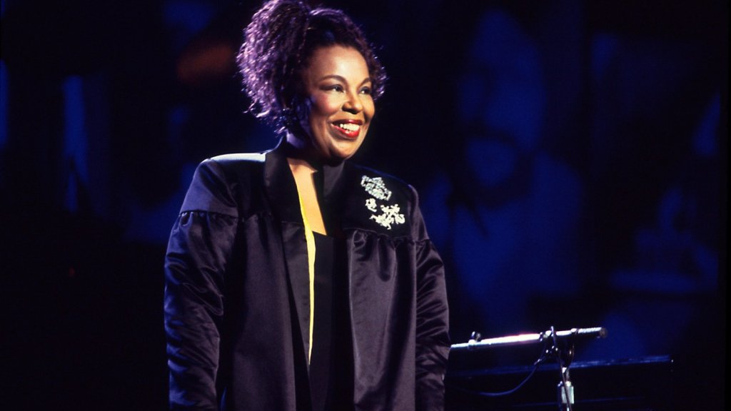 Un biopic et un documentaire sur Roberta Flack sont en cours, produits par Robin Roberts