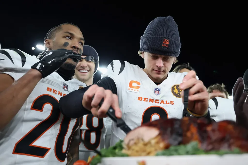 Victoire des Bengals à Thanksgiving : pourquoi Joe Burrow n’a pas mangé la dinde sur le banc Victoire des Bengals à Thanksgiving : pourquoi Joe Burrow n’a pas mangé la dinde sur le banc