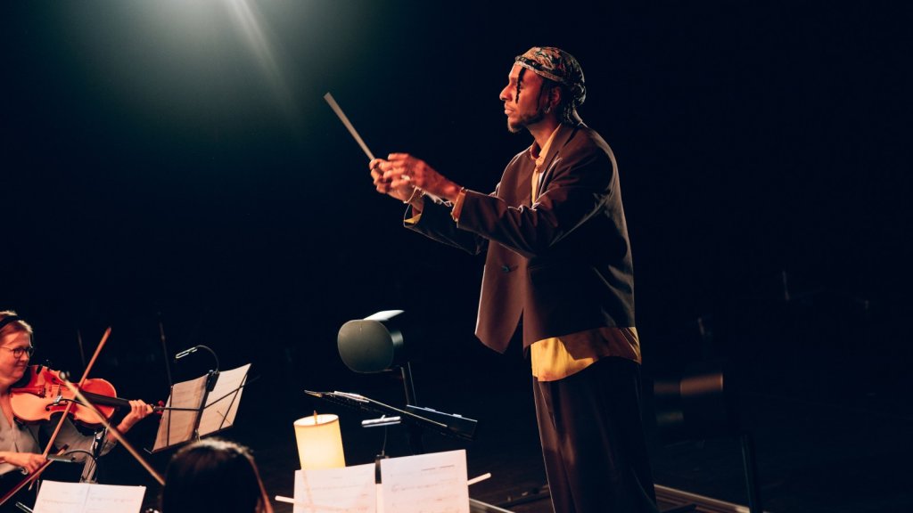 Masego dirige l’orchestre pour « Unhinged »