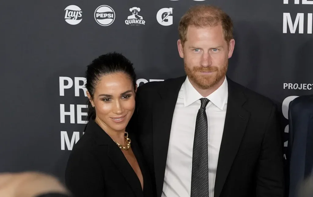 Le prince Harry adopte un comportement atypique, influencé par le roi Charles, lors d’une annonce importante avec Meghan