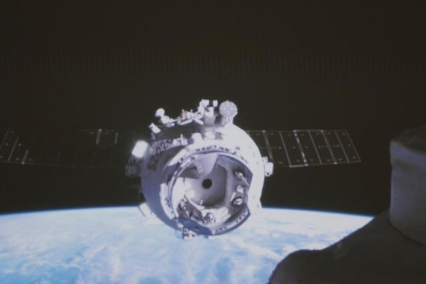 La capsule Shenzhou rejoint la station spatiale, les astronautes chinois évitent le risque d’isolement