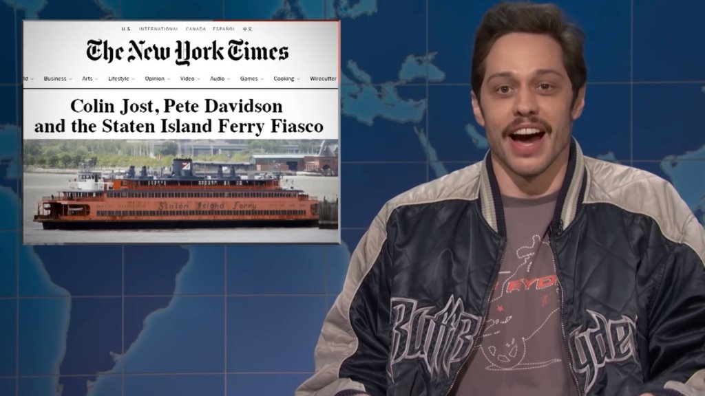 Pete Davidson plaisante sur son incident avec le ferry de Staten Island dans un épisode de SNL Pete Davidson plaisante sur son incident avec le ferry de Staten Island dans un épisode de SNL