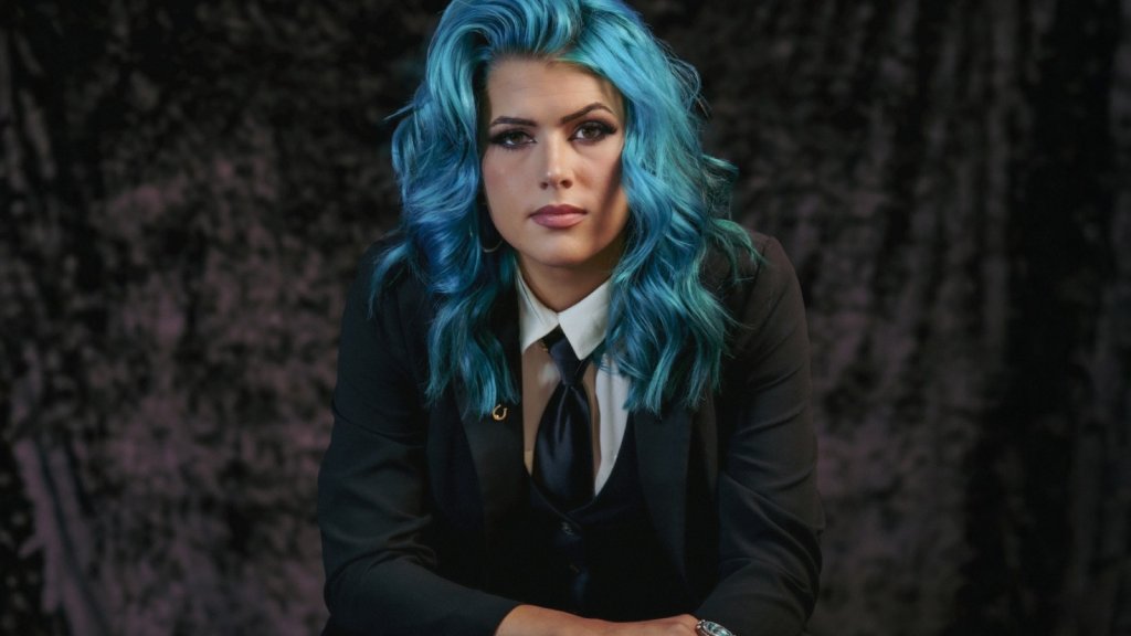 Shelby Stone, icône émotive aux cheveux bleus, incarne la musique Red Dirt Country