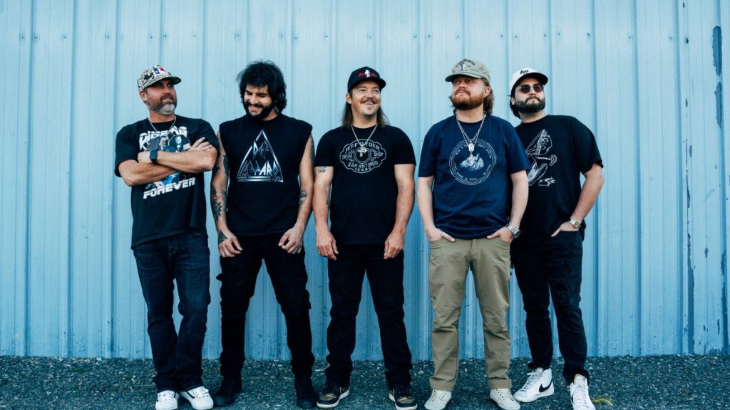 Revitalisation de Treaty Oak avec l’album « West Texas Degenerate » et le lancement de Beer Throwing Revitalisation de Treaty Oak avec l’album « West Texas Degenerate » et le lancement de Beer Throwing