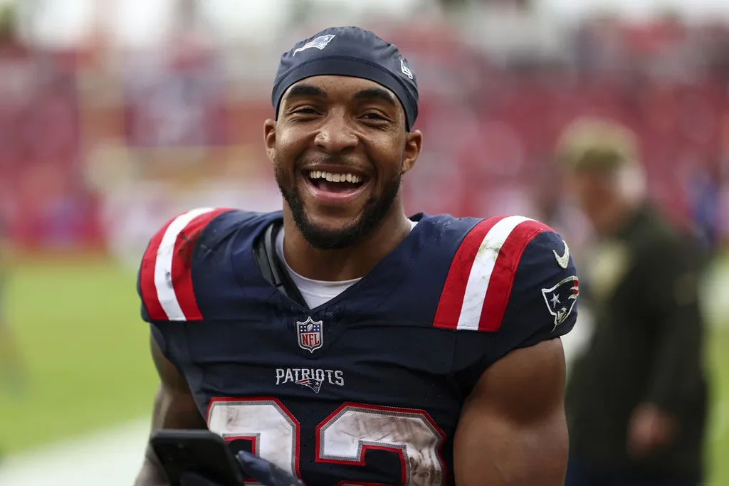 Treveyon Henderson, running back des New England Patriots : est-il en couple ? Treveyon Henderson, running back des New England Patriots : est-il en couple ?