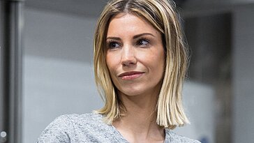 Alexandra Rosenfeld partage son expérience de contrôle coercitif dans un discours émouvant à l’Assemblée nationale