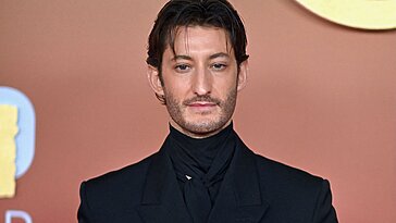 Pierre Niney parle ouvertement de sa sexualité, de sa vie de couple et de ses moments intimes