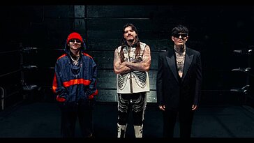Adriel Favela et Calle 24 présentent le clip Sucio Dom, inspiré de la WWE. Découvrez-le maintenant