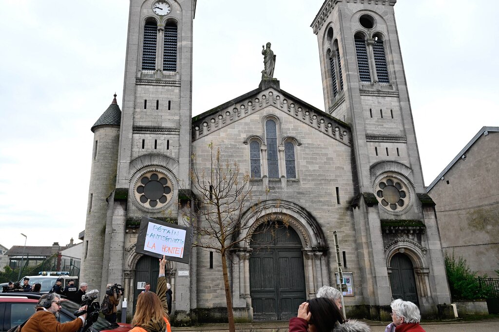 Une enquête a été ouverte pour des actes de protestation liés à un crime contre l’humanité Une enquête a été ouverte pour des actes de protestation liés à un crime contre l’humanité