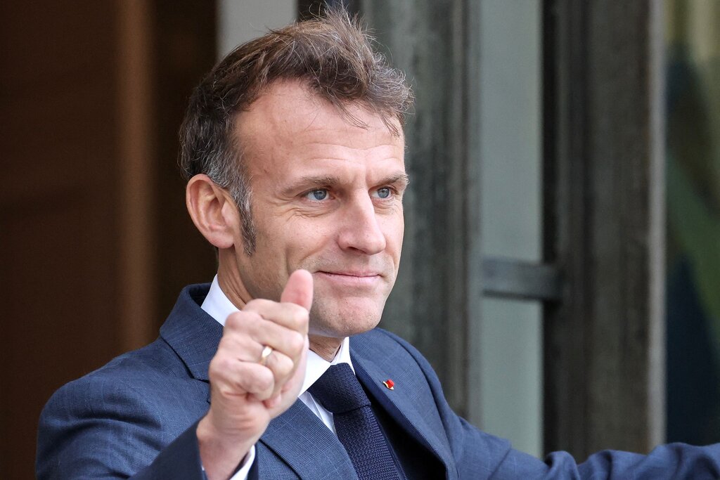Emmanuel Macron rend hommage à Jacques Revaux, collaborateur de Sardou, et transforme l’Élysée en Broadway Emmanuel Macron rend hommage à Jacques Revaux, collaborateur de Sardou, et transforme l’Élysée en Broadway