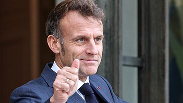 Emmanuel Macron rend hommage à Jacques Revaux, collaborateur de Sardou, et transforme l’Élysée en Broadway