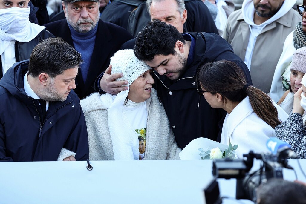 Lors de la marche blanche en hommage à Mehdi à Marseille, la famille Kessaci exprime son émotion Lors de la marche blanche en hommage à Mehdi à Marseille, la famille Kessaci exprime son émotion
