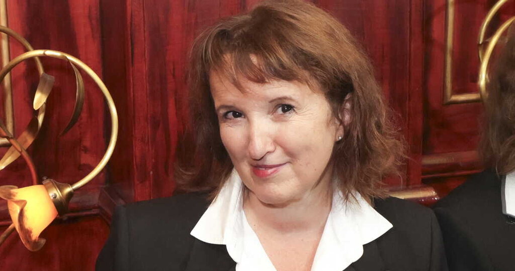 Anne Roumanoff, en mode survie, parle avec émotion de la perte de son ex-mari Anne Roumanoff, en mode survie, parle avec émotion de la perte de son ex-mari