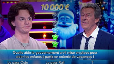 Jean-Luc Reichmann avertit le public après une réponse soufflée à Cyprien dans Les 12 Coups de Midi