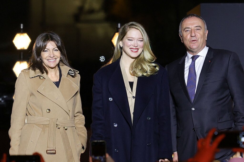 Léa Seydoux et Anne Hidalgo chantent sur les Champs-Élysées pour illuminer Paris