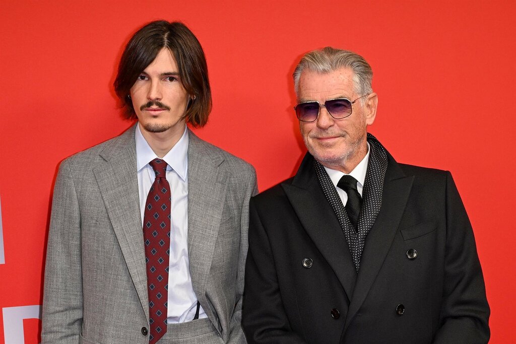 Pierce Brosnan, cravate et lunettes de soleil, incarne James Bond aux côtés de son fils Dylan Pierce Brosnan, cravate et lunettes de soleil, incarne James Bond aux côtés de son fils Dylan