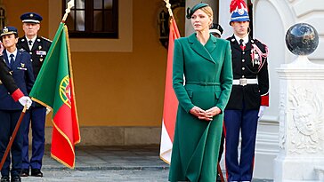 Lors d’une visite historique, Charlène de Monaco opte aussi pour la marque emblématique des princesses