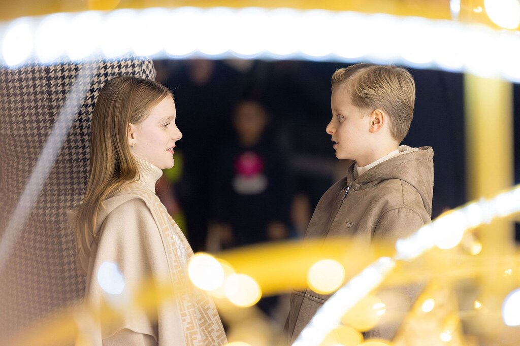 Jacques et Gabriella de Monaco, charmants lutins, lancent les célébrations de Noël sur le Rocher