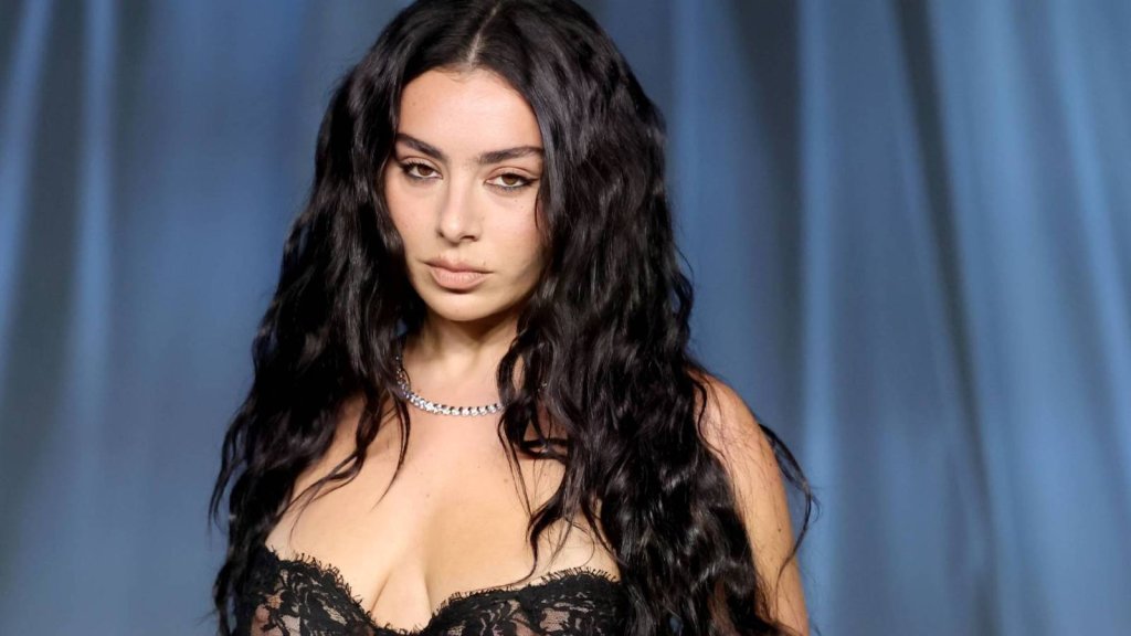 Charli XCX explore la vie de star de la pop dans son nouvel article sur Substack Charli XCX explore la vie de star de la pop dans son nouvel article sur Substack