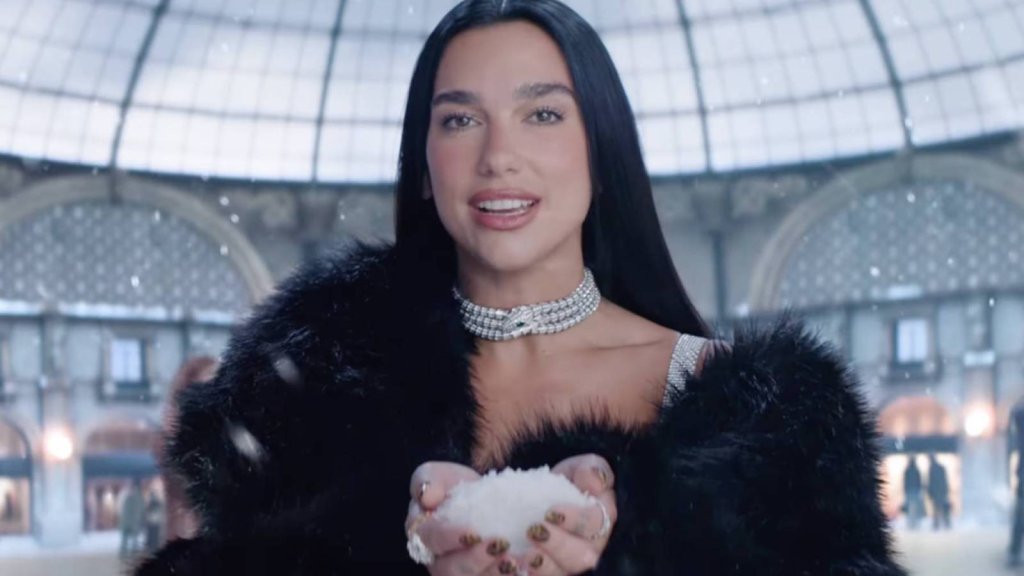 Dua Lipa éblouit dans une pub pour les JO d’hiver sur NBC : à voir
