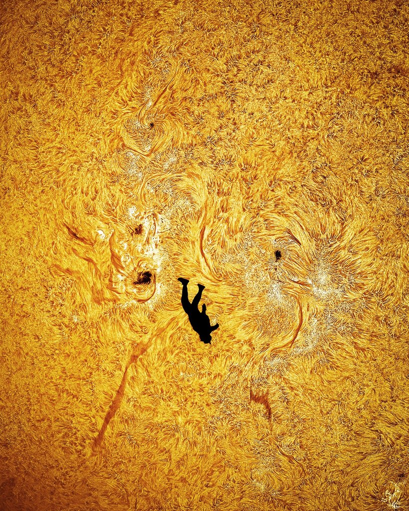 Andrew McCarthy capture un homme en chute libre devant le Soleil : une image fascinante Andrew McCarthy capture un homme en chute libre devant le Soleil : une image fascinante