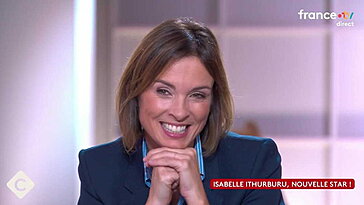 Isabelle Ithurburu : amie d’un célèbre chanteur rencontré dans la file d’attente de Nouvelle Star