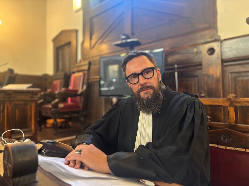 L’accusé a requis que son avocat ne le représente pas lors du procès