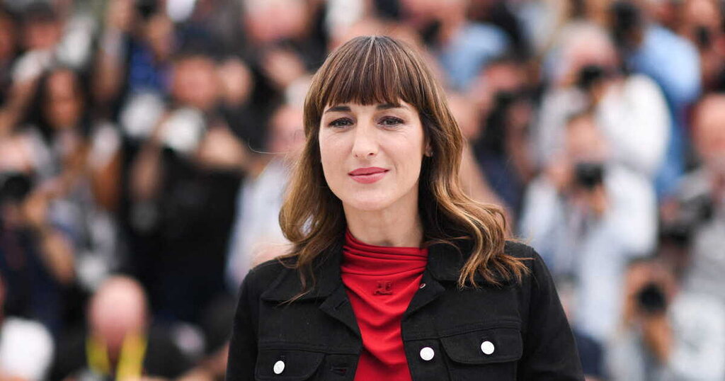 Juliette Armanet révèle sa grossesse en montrant son ventre arrondi sur le tapis rouge Juliette Armanet révèle sa grossesse en montrant son ventre arrondi sur le tapis rouge
