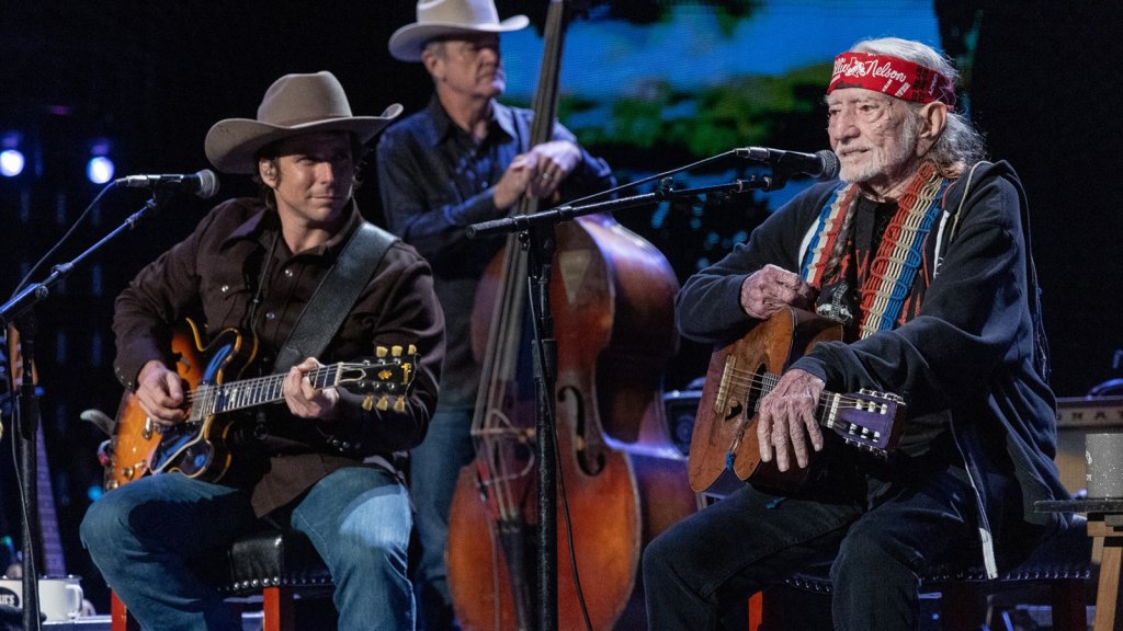 Willie Nelson et son fils Lukas sont en lice pour le Grammy du meilleur album country
