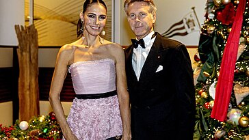 Emmanuel-Philibert de Savoie, ému, présente Adriana Abascal à son ami proche, Albert de Monaco