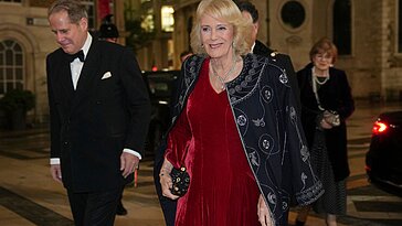 Camilla et Sophie choisissent aussi des tenues en velours avec strass, suivant l’exemple de Kate