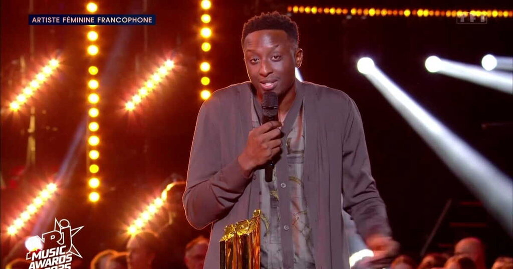 Lors des NRJ Music Awards, Ahmed Sylla amuse en parodiant Charlotte Cardin et Helena