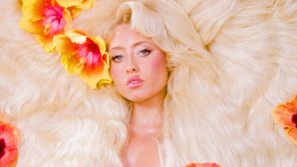 Découvrez sans attendre l’EP « Backstage at the Tropicana » de Remy Bond