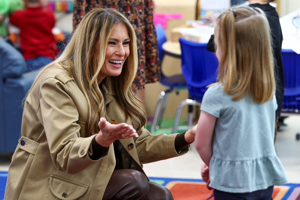 Melania Trump et Usha Vance, un duo éclatant auprès des enfants de militaires Melania Trump et Usha Vance, un duo éclatant auprès des enfants de militaires